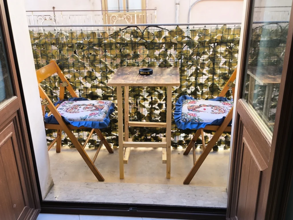 Due sedie e un tavolo sul balcone