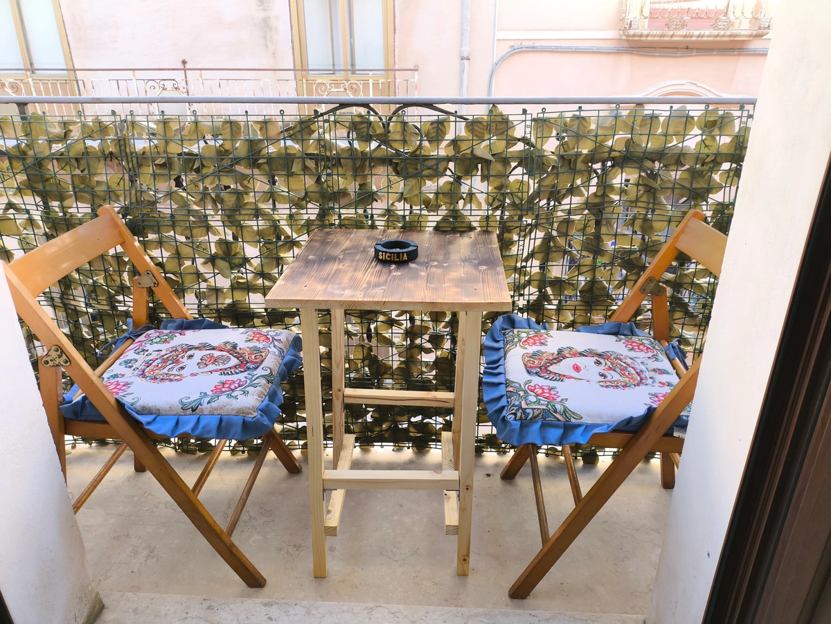 Balcone con tavolo e sedie