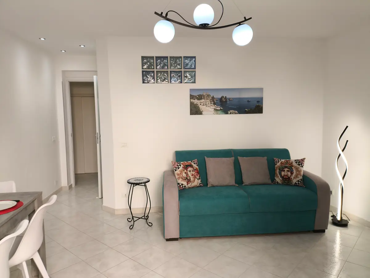 Soggiorno moderno con divano verde