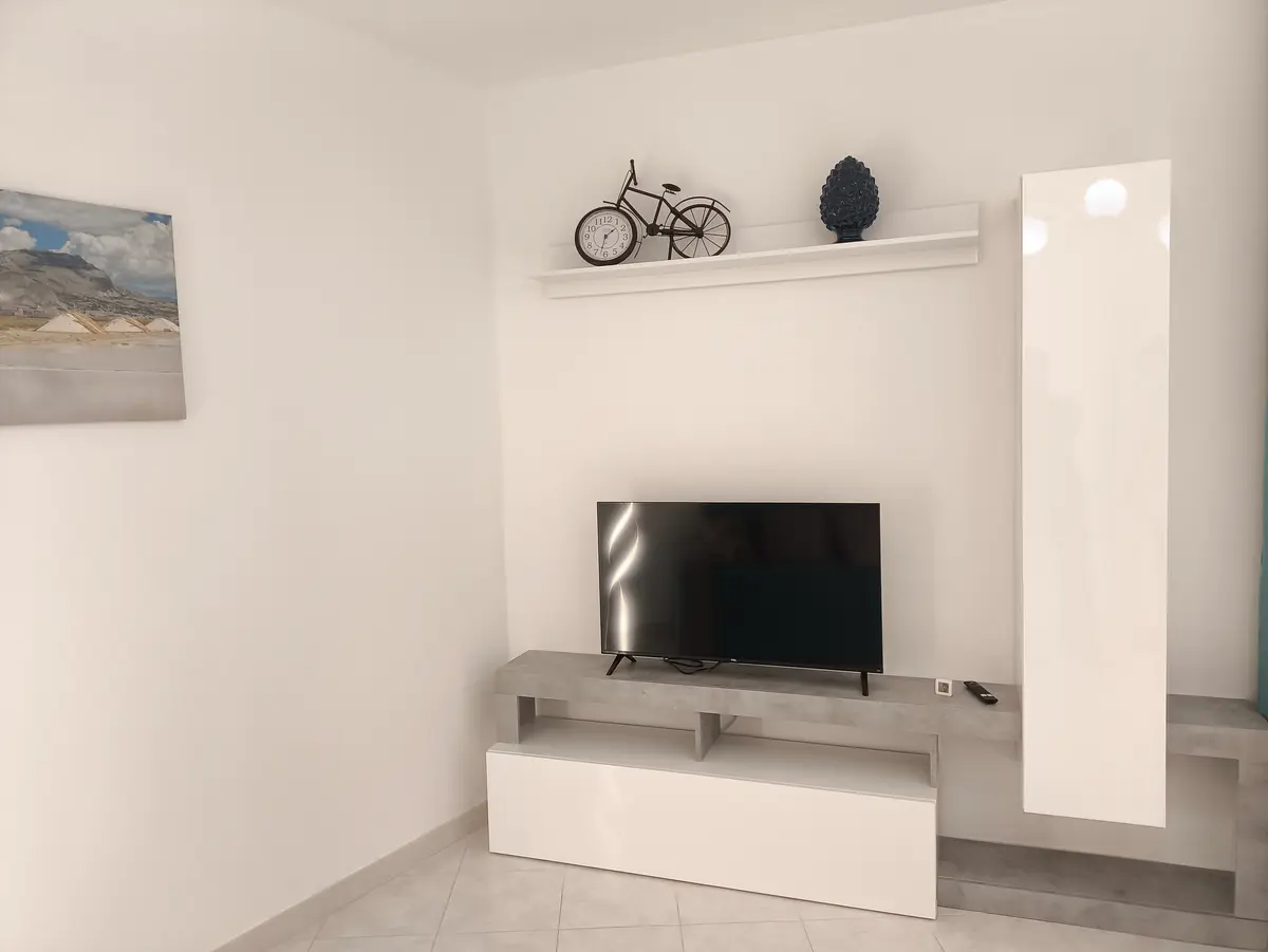 Salotto moderno con televisore e decorazioni