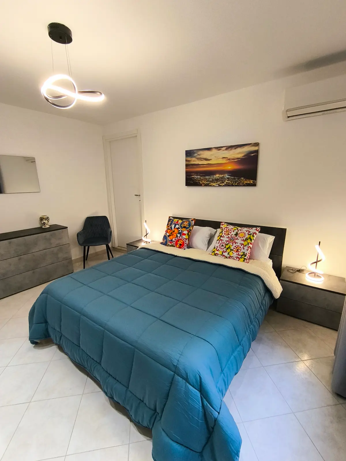 Camera da letto moderna e accogliente